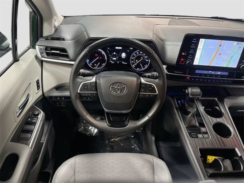 Used 2022 Toyota Sienna Limited image 24