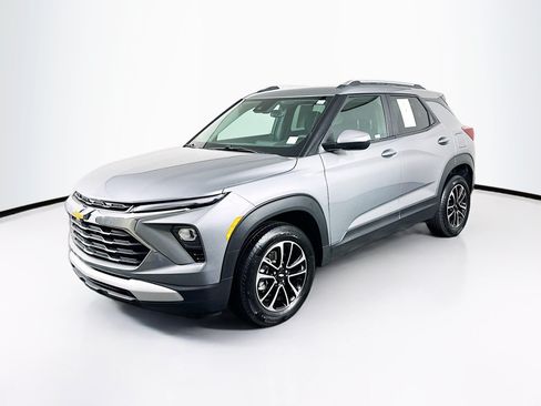 Used 2025 Chevrolet TrailBlazer LT AWD/4WD image 3
