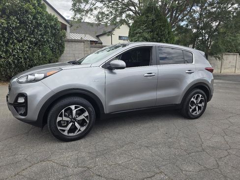 Used 2020 Kia Sportage LX image 2