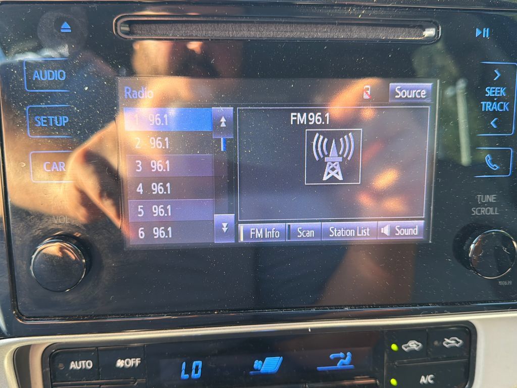 Used 2018 Toyota Corolla LE FWD image 18