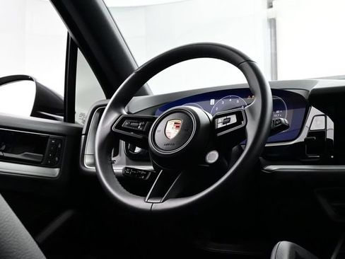 Certified 2025 Porsche Cayenne AWD/4WD image 19
