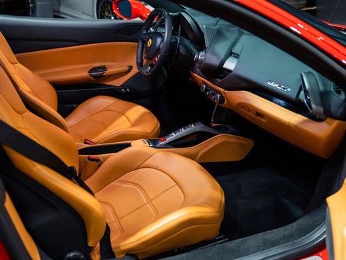 Used 2018 Ferrari 488 GTB RWD image 2