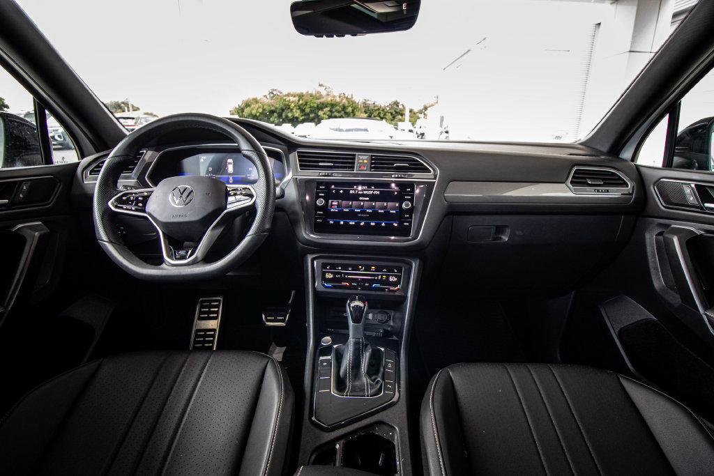 Certified 2023 Volkswagen Tiguan SE R-Line FWD image 29