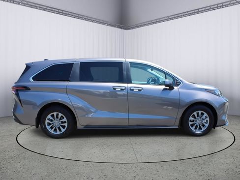 Used 2024 Toyota Sienna XLE AWD/4WD image 9