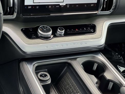 Used 2025 Ford Expedition Platinum AWD/4WD image 3