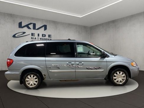 Used 2005 Chrysler Town & Country Touring image 7