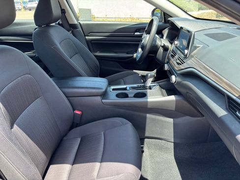 Used 2025 Nissan Altima 2.5 SV FWD image 35