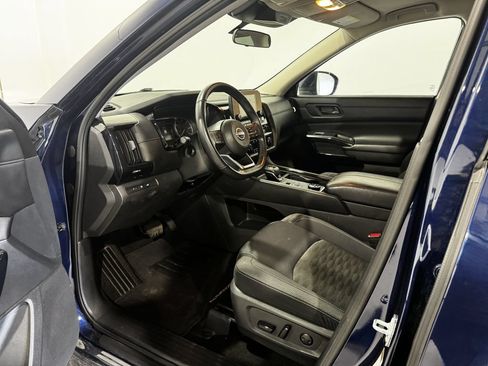 Used 2025 Nissan Pathfinder SV AWD/4WD image 15