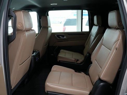 Used 2024 Chevrolet Suburban Premier image 19