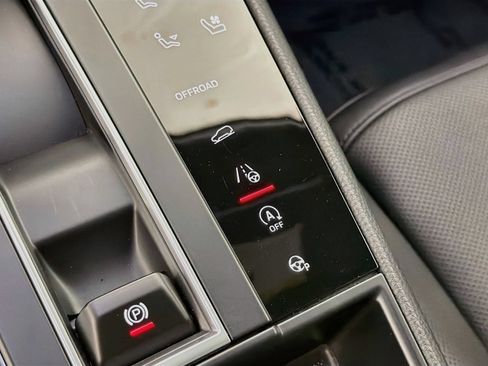 Used 2025 Porsche Macan AWD/4WD image 20
