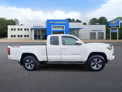 Used 2019 Toyota Tacoma TRD Sport w/ Technology Package image 3