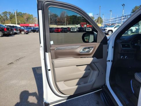 Used 2022 GMC Yukon XL SLT w/ SLT Premium Package image 9