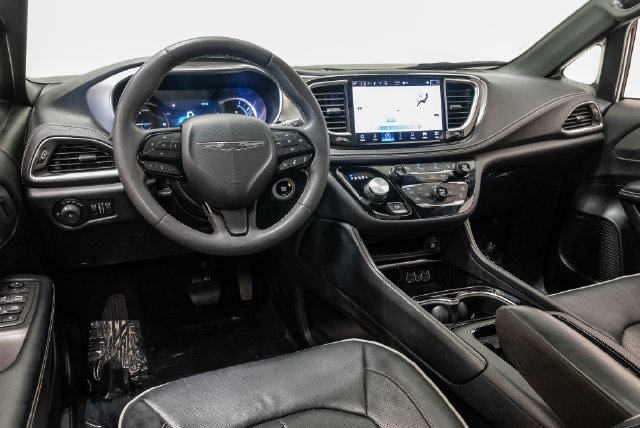 Used 2022 Chrysler Pacifica Limited w/ Uconnect Theater Family Group FWD image 7