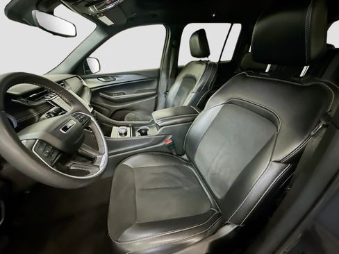 Used 2023 Jeep Grand Cherokee Altitude image 13