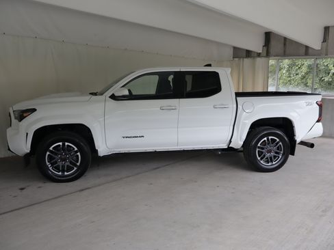 Used 2024 Toyota Tacoma TRD Sport w/ TRD Sport Upgrade Package AWD/4WD image 25