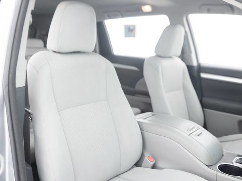 Used 2016 Toyota Highlander LE AWD/4WD image 28