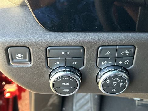 Used 2026 GMC Sierra 1500 SLT AWD/4WD image 18