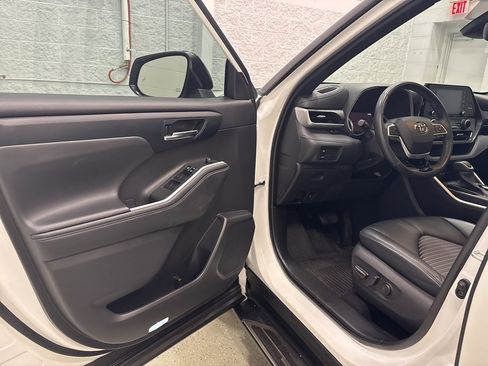 Used 2022 Toyota Highlander XSE image 12