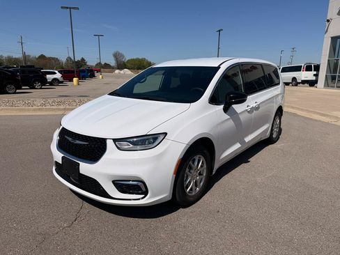 Used 2025 Chrysler Pacifica Select FWD image 7