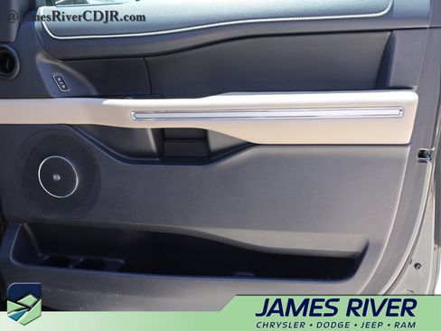 Used 2024 Ford Expedition Limited AWD/4WD image 8
