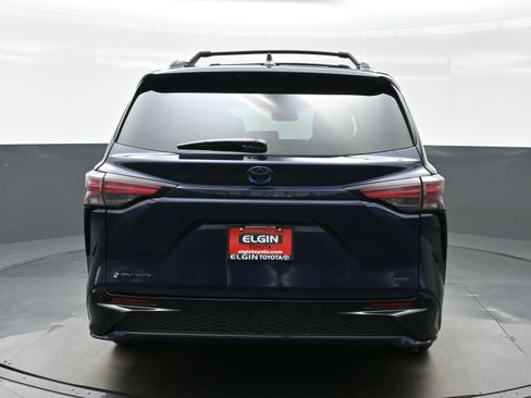 Used 2025 Toyota Sienna XSE w/ XSE Plus Package AWD/4WD image 5