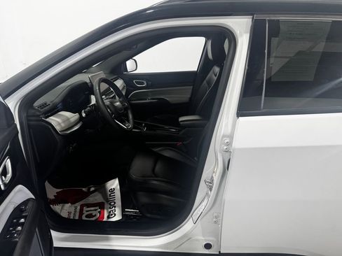 Used 2025 Jeep Compass Limited image 15