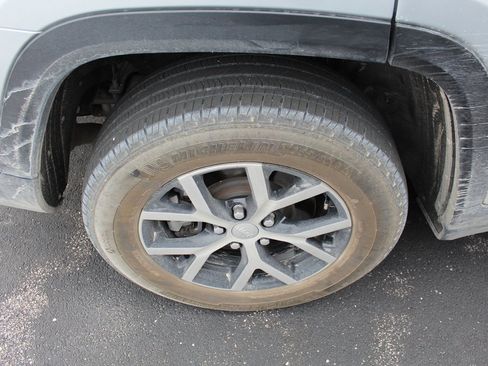 Used 2024 Jeep Grand Cherokee L Limited w/ Luxury Tech Group II image 4