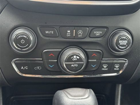 Certified 2022 Jeep Cherokee Latitude Lux image 38