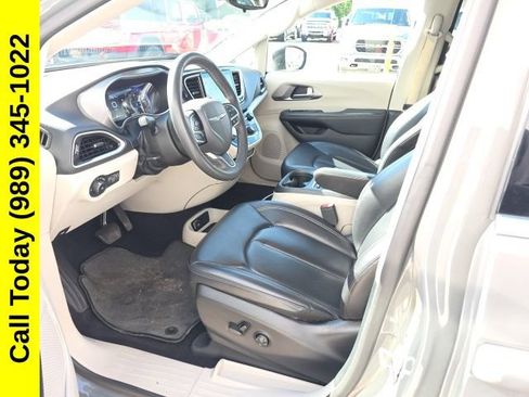 Used 2023 Chrysler Pacifica Touring-L FWD image 3