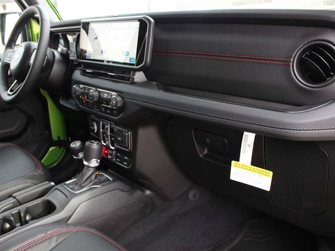 Used 2025 Jeep Wrangler Unlimited Rubicon w/ Safety Group AWD/4WD image 18