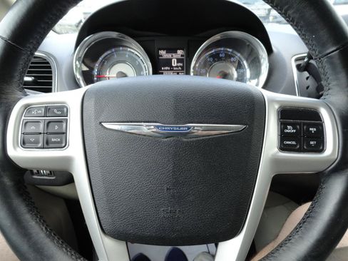 Used 2016 Chrysler Town & Country Touring-L w/ Driver Convenience Group FWD image 15