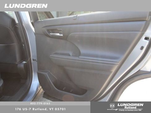 Used 2021 Toyota Highlander XLE AWD/4WD image 21