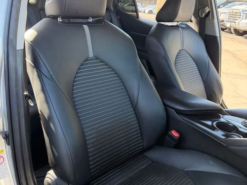 Used 2018 Toyota Camry SE FWD image 12