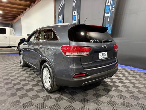 Used 2017 Kia Sorento LX image 3