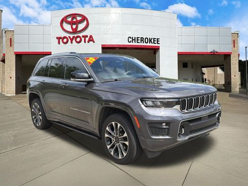Used 2023 Jeep Grand Cherokee Overland AWD/4WD image 3