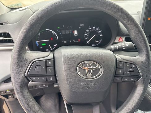 Used 2025 Toyota Sienna LE FWD image 16
