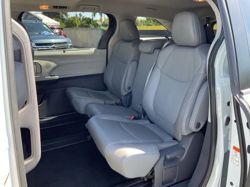 Used 2021 Toyota Sienna XLE FWD image 17