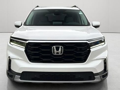 Used 2025 Honda Pilot Touring image 11