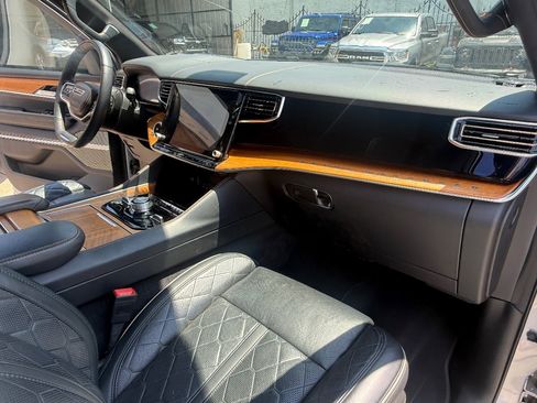 Used 2024 Jeep Grand Wagoneer L Series III AWD/4WD image 18