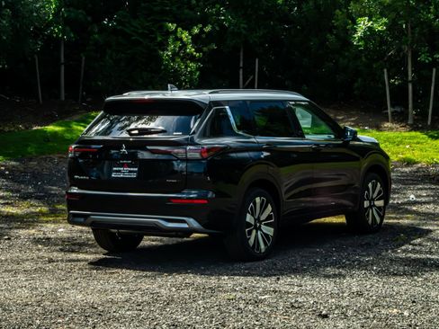 New 2025 Mitsubishi Outlander AWD image 8