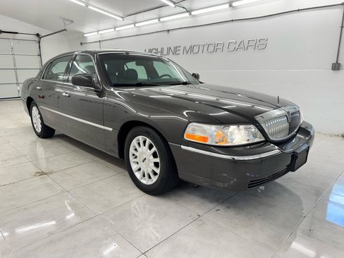 Used 2007 Lincoln Town Car Signature RWD image 3