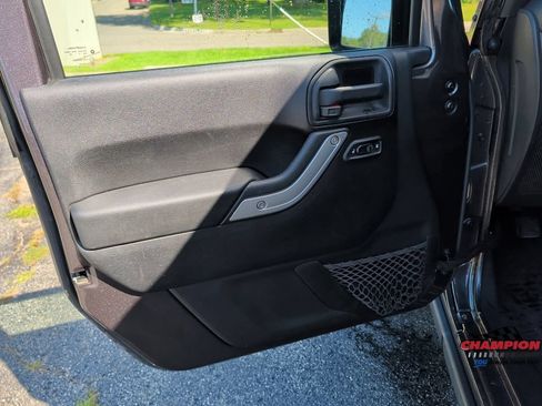 Used 2014 Jeep Wrangler Rubicon w/ Power Convenience Group AWD/4WD image 13