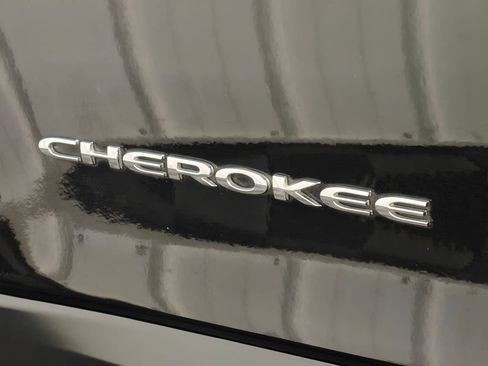 Used 2019 Jeep Cherokee Latitude Plus w/ Comfort/Convenience Group AWD/4WD image 50