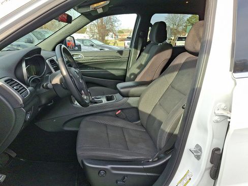 Used 2019 Jeep Grand Cherokee Laredo image 13