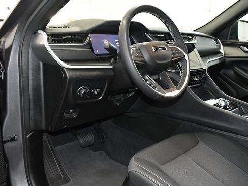 Used 2024 Jeep Grand Cherokee Laredo X image 18