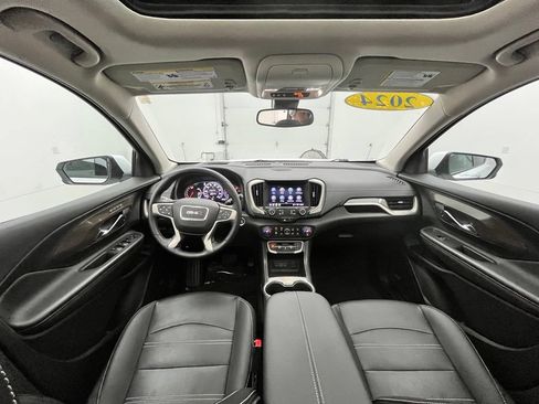Used 2024 GMC Terrain Denali w/ Denali Premium Package AWD/4WD image 4