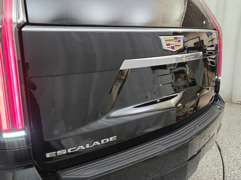 Used 2026 Cadillac Escalade Luxury w/ LPO, Floor Liner Package AWD/4WD image 32