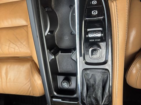 Used 2018 Volvo XC90 T6 Momentum w/ Convenience Package image 16