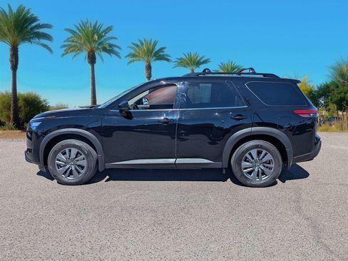 Used 2024 Nissan Pathfinder SV w/ SV Premium Package image 2