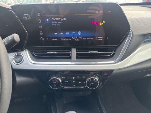 Used 2025 Chevrolet Trax LT FWD image 17